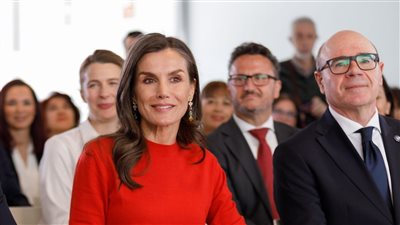 ملكة إسبانيا تعيد موضة التنورة الطويلة إلى الأضواء (صور)