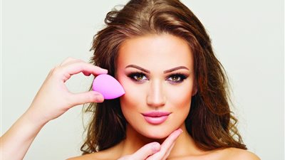 حيل مكياج رائعة تمنح وجهكِ مظهراً مشدوداً وأكثر شباباً