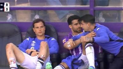 لاعب يعتدي على زميله في الفريق بالدوري الإسباني