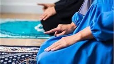 الأزهر: شرط واحد لصلاة الفتاة بالبنطلون