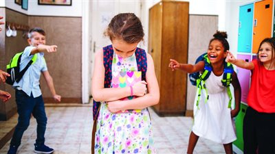 7 خطوات لتعليم طفلكِ كيفية مواجهة التنمر وبناء شخصية قوية ومستقلة 