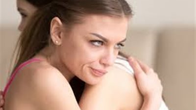 أخت زوجي غيورة وأفسدت حياتي.. ماذا أفعل؟