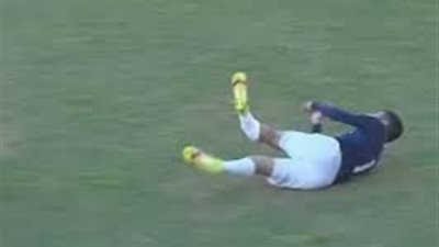 إصابة مرعبة تكسر قدم أحمد القندوسي في مباراة سيراميكا وفاركو