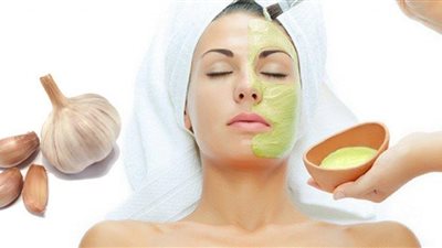 لبشرة مثالية.. خلطات طبيعية بالثوم لعلاج حب الشباب والتجاعيد