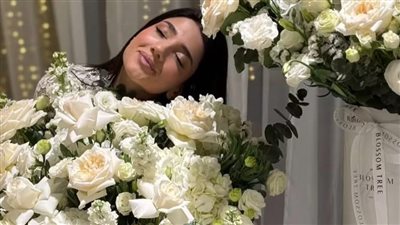 نارين عمارة تحتفل بليلة الحناء الخاصة بها في أجواء بهيجة 