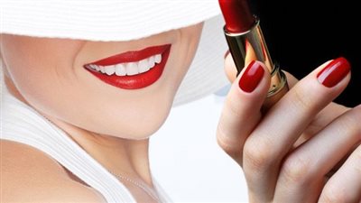 تفسير حلم رؤية أحمر الشفاة في المنام وعلاقته بزوال الهموم والمتاعب