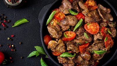 صحي ولذيذ .. طريقة عمل طاجن الكبدة بالطماطم في مطبخك