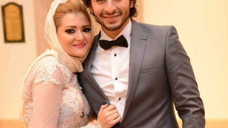 حمادة هلال مع زوجته