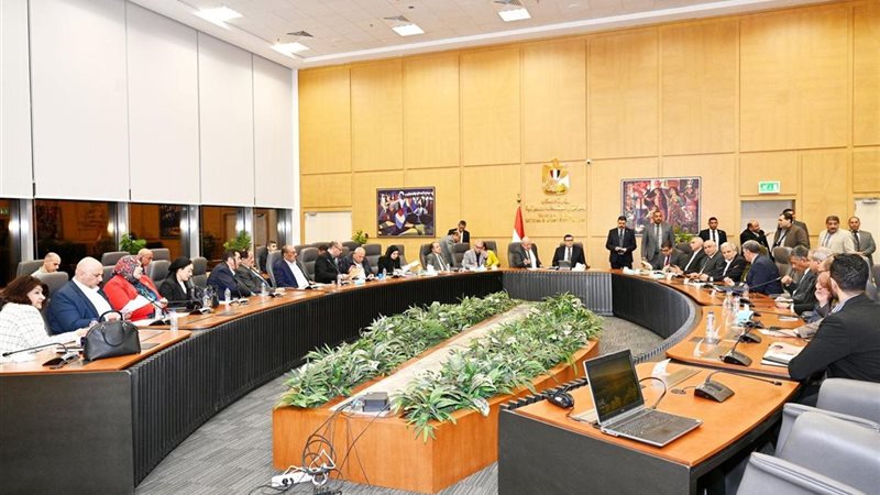 وزير الإسكان مع أعضاء