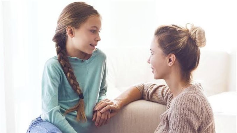 الأم مع الابنة المراهقة
