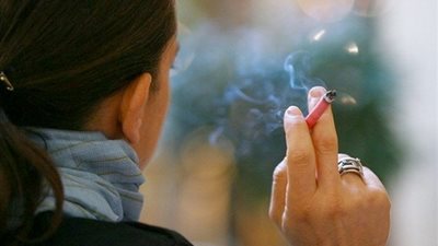 تفسير حلم التدخين في المنام وعلاقته بسماع الأخبار السيئة