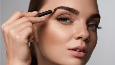 بدلاً من الميكروبلدينج .. وصفات طبيعية لتكثيف الحواجب وتعزيز نموها