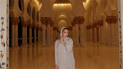 جورجينا رودريجيز بإطلالة محتشمة خلال زيارتها بمسجد الشيخ زايد في أبوظبي