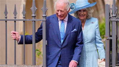 الملكة كاميلا تحضر قداس عيد الفصح مع زوجها الملك تشارلز بإطلالة زرقاء باهتة 