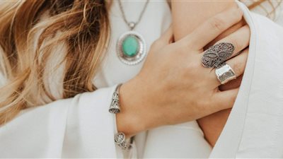 تفسير رؤية الإسورة الفضة في المنام وإرتباطها بالهموم والمشاكل