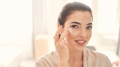  أفضل أنواع السيروم والكريمات للبشرة المحيطة بالعين