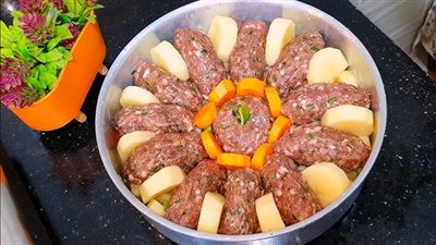 لعشاق الأكلات السهلة.. طريقة عمل الكفتة بشرائح البطاطس