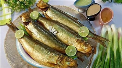 حفاظًا على صحتك.. 7 نصائح يجب الالتزام بها عند شراء وتناول الفسيخ