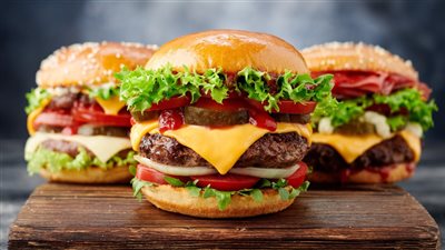 بخطوات سهلة وبسيطة وطعم مثل المحلات.. طريقة عمل البرجر فى المنزل