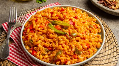 سريعة ولذيذة .. طريقة عمل المكرونة المحمرة بالصلصة على مائدة الغداء