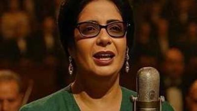 أول تعليق من منى زكي بعد جدل بوستر فيلم «الست».. ماذا قالت؟