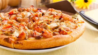 طريقة عمل البيتزا بالفراخ بخطوات سهلة وبسيطة في المنزل