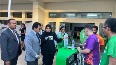 وزير الرياضة يزور جناح المنظمة المصرية لمكافحة المنشطات خلال بطولة إفريقيا للسباحة للناشئين