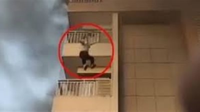 هندية تقفز من الطابق الخامس للنجاة من حريق مروع