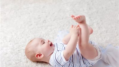 للأمهات الجدد.. وزارة الصحة تقدم مراحل تطور مهارات الطفل