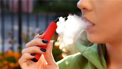 هل السجائر الإلكترونية ليست مضرة بنفس قدر السجائر التقليدية؟.. الصحة توضح