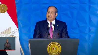 فيديو.. الرئيس السيسي يشهد احتفال مصر بعيد العمال من السويس