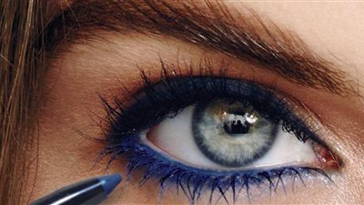  أمين الفتوى: يجوز للمرأة وضع الكحل الأزرق والأخضر خارج البيت بشروط