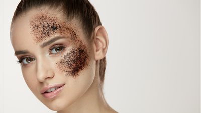 مكعبات القهوة المثلجة الحل السحري لنعومة البشرة وإشراقها 