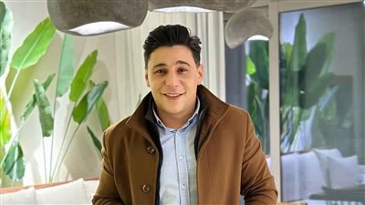 البلوجر لورنس المنسي يفاجئ جمهوره بظهوره حليق الرأس لسبب صادم 