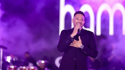 محمد حماقي يشعل حفل العلا بالسعودية بإطلالة شبابية أنيقة 