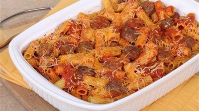 طريقة عمل صينية المكرونة بالسجق والجبنة الموزاريلا في مطبخك