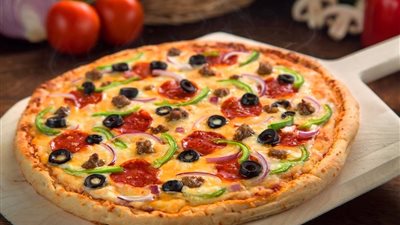 طريقة عمل البيتزا السوبر سوبريم بمذاق أحلي من الجاهز