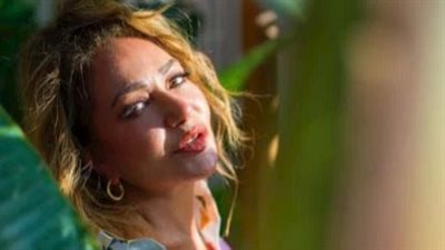 ليلى علوي تجذب الأنظار وسط الطبيعة لاستقبال فصل الصيف 