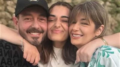 ملك أحمد زاهر تشارك الجمهور صورًا مع عائلتها.. وتوجه رسالة لشقيقتها ليلى