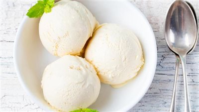 طريقة عمل آيس كريم الفانيلا اللذيذ في مطبخك مثل الجاهز 
