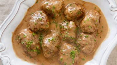 طريقة عمل كرات الكفتة بصوص الكريمة بمكونات  بسيطة في مطبخك