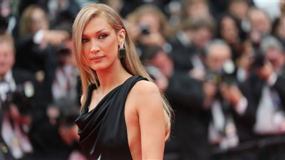 بيلا حديد تخطف الأنظار بإطلالة ملفتة في افتتاح مهرجان كان 2025