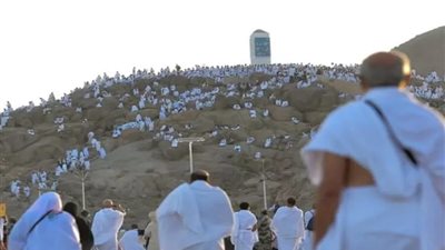 ما حكم تأخير الحج لرعاية الأم المريضة ؟.. «الإفتاء تُجيب»