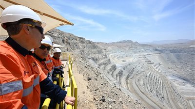 صور.. رئيس الوزراء يتفقد أعمال المنجم المفتوح من أعلى قمة الجبل بـ