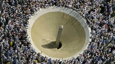  هل يجوز رمي الجمرات عن الغير دون إذن مسبق؟.. « الإفتاء تُجيب »