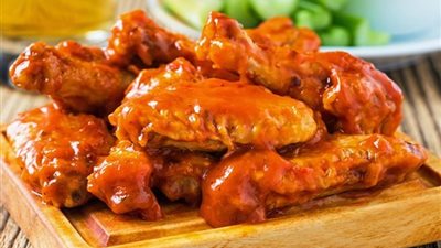 طريقة عمل أجنحة الدجاج بصوص البافلو في المنزل مثل المطاعم 