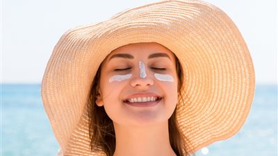 للترطيب والحماية من أشعة الشمس ..  أفضل 5 منتجات للعناية بالبشرة في الصيف