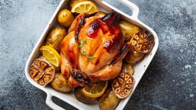 بخطوات سهلة وسريعة.. طريقة تحضير الدجاج المحشي بالفريك في الفرن