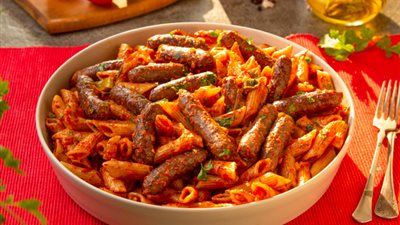 لوجبة غداء لذيذة.. طريقة عمل المكرونة بالسجق والصلصة