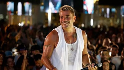 إطلالة عمرو دياب الأخيرة مع صبغة شعره تضعه في مرمى نيران الجمهور